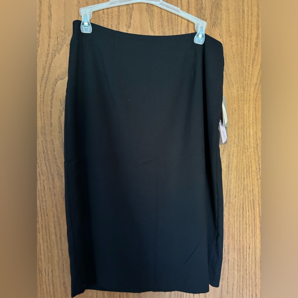 Forever 21 black skirt. Size medium. NWT